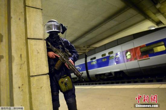 当地时间4月20日，法国三大反恐王牌部队――国家宪兵特勤队(GIGN)、国家警察黑豹突击队(RAID)和侦缉行动特勤组(BRI)在巴黎地铁站举行联合反恐演习。法国内政部长卡泽纳夫抵达现场并观看了演习效果。