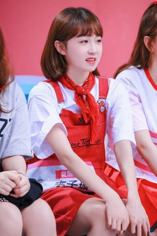 李子璇是装嫩还是真幼稚?看她的打扮说她16岁