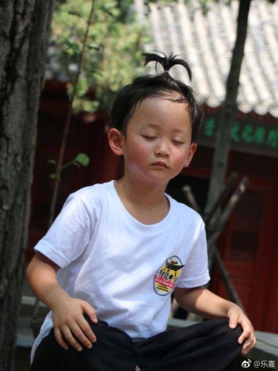 单亲父亲乐嘉老师的育儿经:徒步带女儿穿越沙