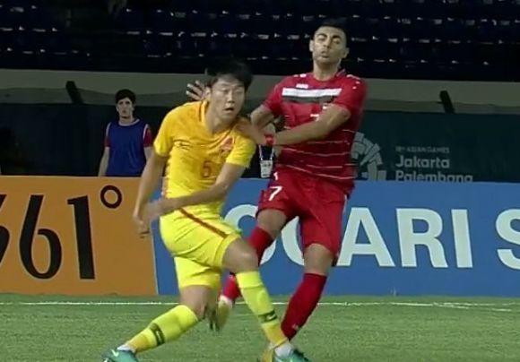 2球落后逼急叙利亚球员:狠推刘奕鸣面部+侵犯