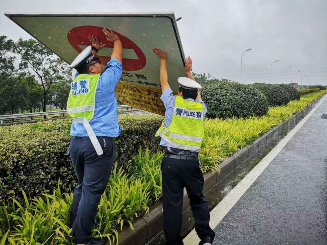 台风暴雨中，南京民警赤脚执法