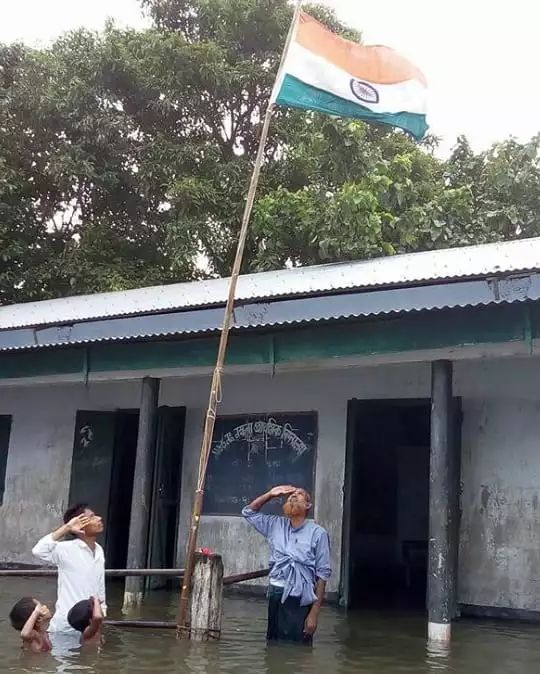 洪水中向印度国旗敬礼的男孩，或被驱逐出境