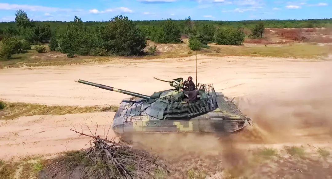 乌克兰最新T-72AMT被装进笼子？吸取叙战场经验