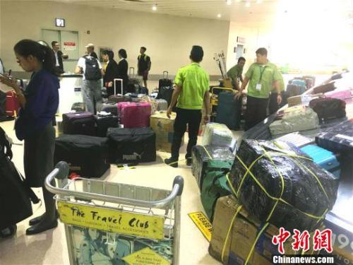 17日中午11时40分,乘坐16日晚厦门航空(以下简称厦航)厦门飞马尼拉MF8667航班的旅客,在马尼拉国际机场第一航站楼开始提取行李,陆续离开机场。当日中午11时20分,厦航偏离跑道事故飞机行李舱打开,开始卸载旅客托运行李。 菲芬 摄 17日中午11时40分,乘坐16日晚厦门航空(以下简称厦航)厦门飞马尼拉MF8667航班的旅客,在马尼拉国际机场第一航站楼开始提取行李,陆续离开机场。当日中午11时20分,厦航偏离跑道事故飞机行李舱打开,开始卸载旅客托运行李。 菲芬 摄