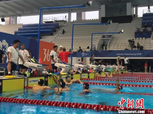 中国游泳队孙杨准备下水训练，日本游泳队选手濑户大野等人正在水中训练。
