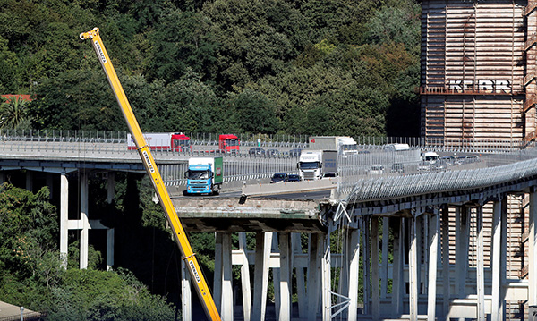 意大利路桥坍塌事故幸存者：40多米高空坠地还活着，是奇迹