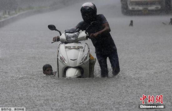 当地时间7月9日，印度孟买遭季风暴雨袭击，街头洪水泛滥若汪洋河道。据报道，暴雨严重影响了孟买的交通运行，过去两日列车和超过700趟航班被延误。