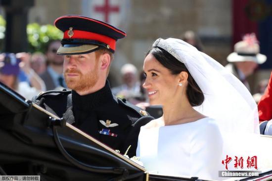 当地时间5月19日，英国哈里王子与美国女星梅根?马克尔在英国温莎城堡举办婚礼。新人乘坐马车亮相。