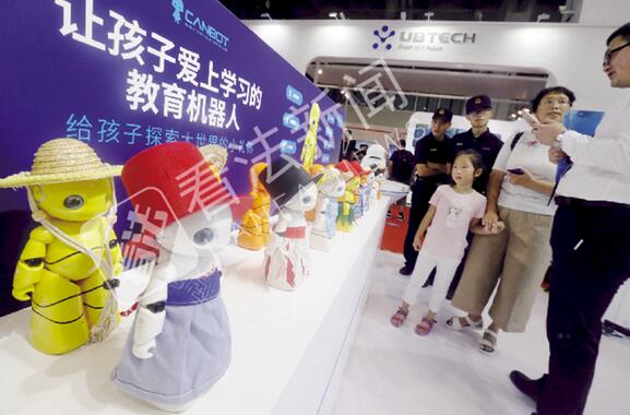 世界机器人齐聚北京 服务类机器人成为“吸睛”爆款