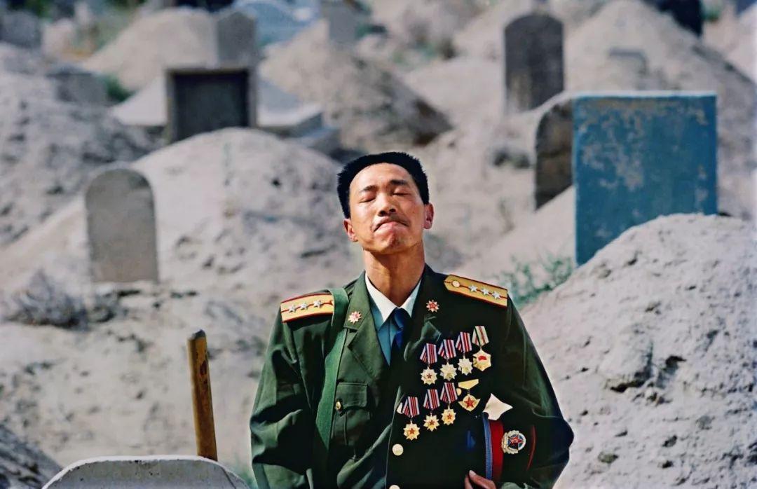 他在妻子墓前下跪，感动了许多中国人，如今已经官至少将