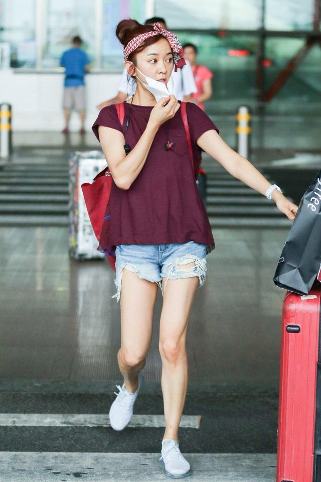 陈意涵挺孕肚登记结婚，但刘海比肚子抢镜，网友:刘海是认真的吗