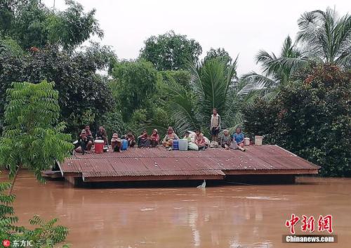 老挝阿速坡省(Attapeu)一座水电站大坝发生坍塌，造成多个村庄被淹。图为等待救援的民众。图片来源：东方IC 版权作品 请勿转载