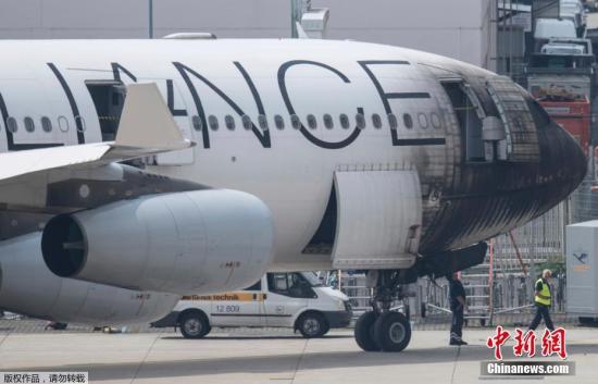 当地时间6月11日，德国法兰克福机场一架星空联盟客机着火，驾驶舱被熏黑并严重受损，造成10人受轻伤。