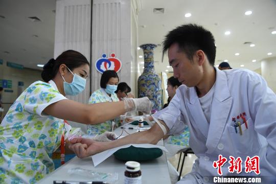 图为一名医生加入造血干细胞捐献志愿者队伍。　陈超　摄