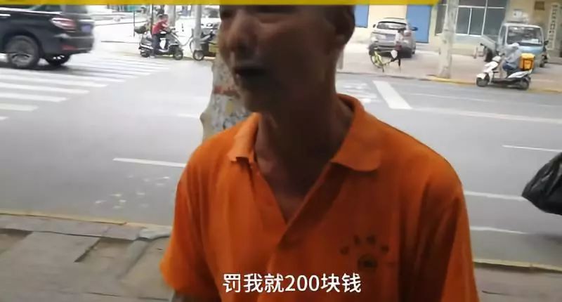西安城管故意扔烟头并拍照？官方的回应激起更大不满