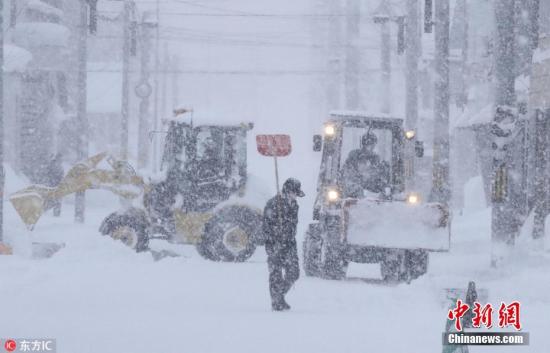 资料图：2018年1月25日，日本北海道喜茂别町(Kimobetsu)，市民清理积雪。受极寒天气影响，当地最低气温首次达到零下30摄氏度。 图片来源：东方IC 版权作品 请勿转载
