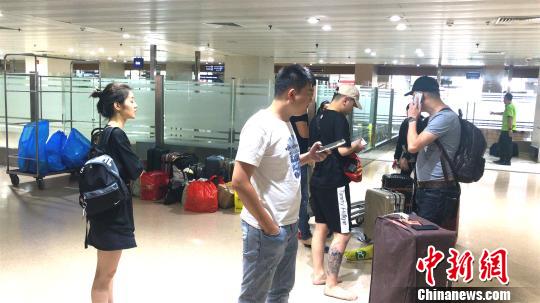 8月16日晚,厦门航空公司B738/B5498号机,执行MF8667(又称 CXA8667)厦门-马尼拉航班任务,21:23于厦门起飞,23:55在马尼拉机场24号跑道着陆后滑跑过程中偏出跑道,飞机左发动机脱落。机上共165人,其中旅客157人,机组8人(机长为韩籍飞行员),均已安全撤离,初步报告无人员伤亡。 菲芬 摄 8月16日晚,厦门航空公司B738/B5498号机,执行MF8667(又称 CXA8667)厦门-马尼拉航班任务,21:23于厦门起飞,23:55在马尼拉机场24号跑道着陆后滑跑过程中偏出跑道,飞机左发动机脱落。机上共165人,其中旅客157人,机组8人(机长为韩籍飞行员),均已安全撤离,初步报告无人员伤亡。 菲芬 摄