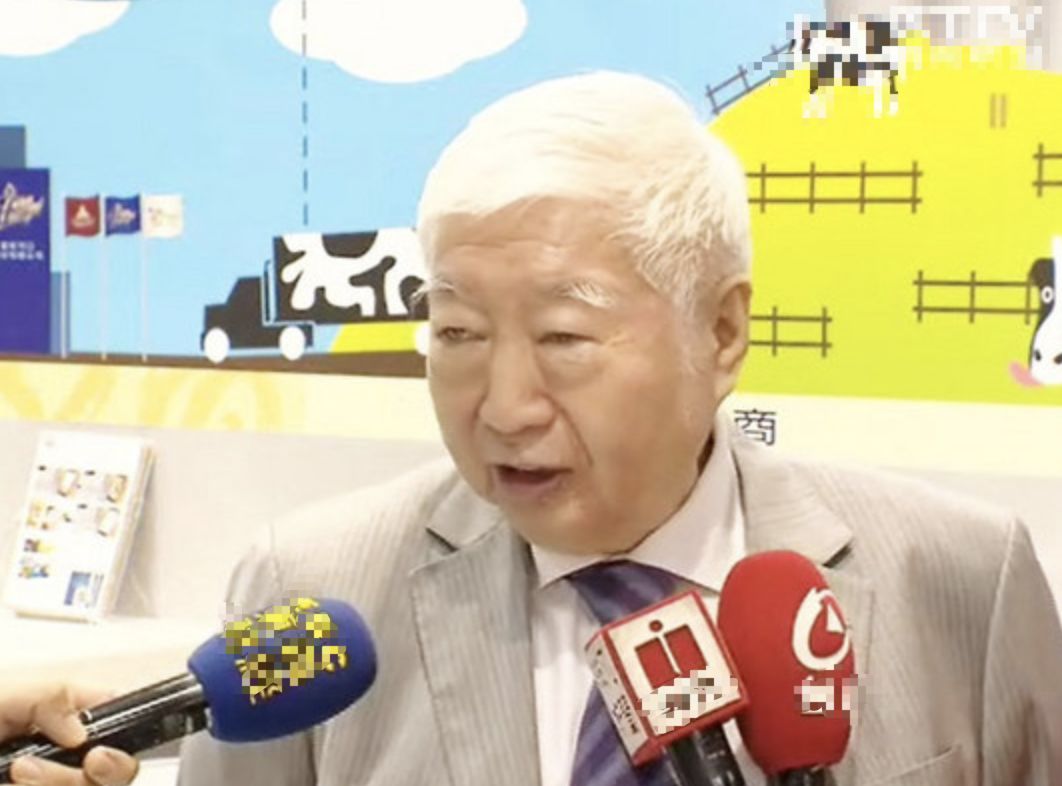 陈飞龙亲自出面澄清在南侨举行的紧急发布会上,董事长陈飞龙亲自出席