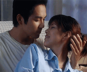 《午夜阳光》里轻轻抚摸女生的头发.