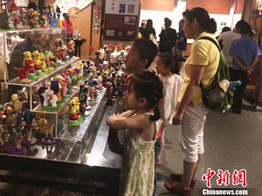 南京博物院的非遗馆内，大量游客前来感受文化遗产的“活态传承”。　杨颜慈 摄
