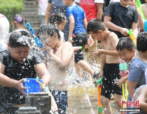 8月7日，济南发布高温橙色预警，市区气温超过35℃，民众纷纷到泉水边消暑纳凉。 中新社记者 张勇 摄
