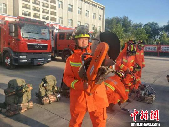 消防部门集结震区若有人员伤亡将第一时间前往救援。　孙亭文 摄