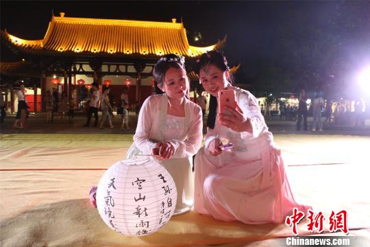 图为两名汉服爱好者在柳州市文庙自拍留念。　林馨　摄
