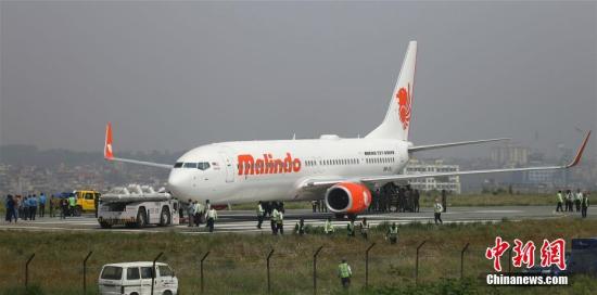 4月19日深夜，一架载有139名乘客的马印航空公司（Malindo Air）客机在尼泊尔加德满都特里布文国际机场起飞时冲出跑道。图为该架飞机正在被拖离草坪。4月20日12时，该机场重新开放。 中新社记者 张晨翼 摄