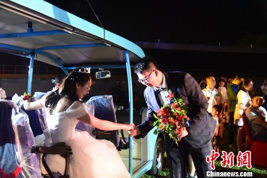 广西20对新人在“七夕”节举行集体婚礼