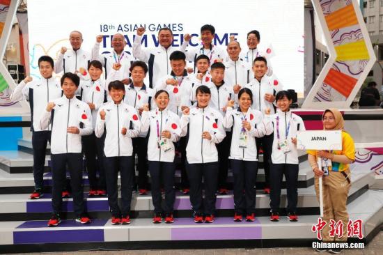 第18届亚运会日本体育代表团升旗仪式在雅加达亚运村升旗广场举行。 中新社记者 刘关关 摄
