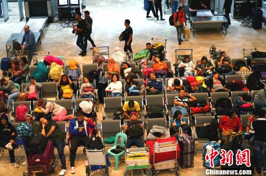 17日夜，大量滞留旅客在马尼拉国际机场航站楼休息等候。　关向东 摄