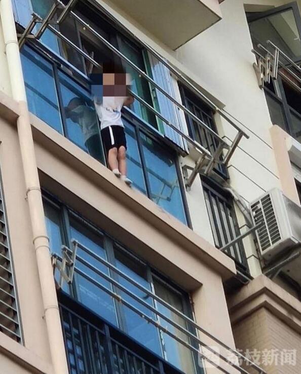 5岁男童悬立6楼外窗台 众人10分钟火速救援