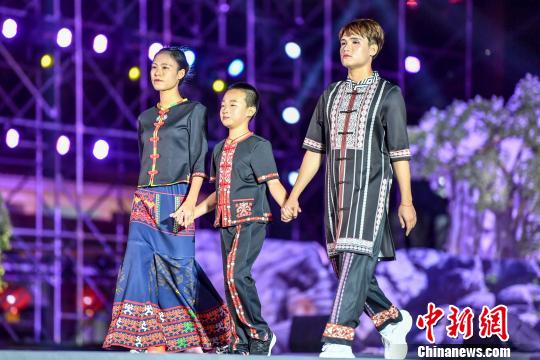 海南：创意服饰走秀展示黎族苗族文化