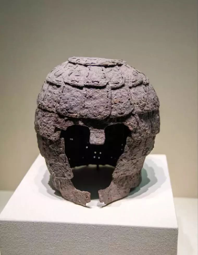 ▲燕下都遗址出土的铁胄