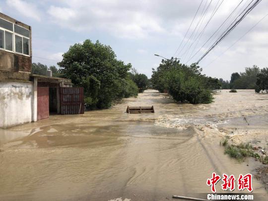 安徽滁州一道路被水淹没不能通行。　王家海 摄