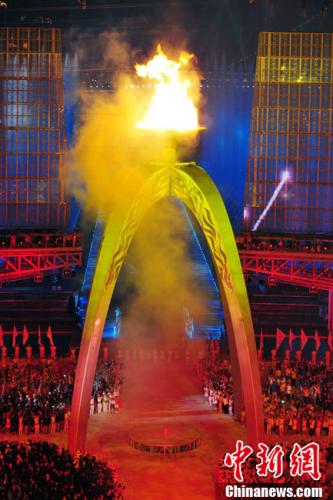 资料图：第16届亚运会11月12日晚在广州开幕。图为亚运会主火炬点燃。中新社记者 陈文 摄