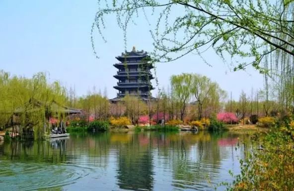 ----------------------- 大明湖 大明湖,位于山东省济南市市中心偏东北处、旧城区北部,是由济南众多泉水汇流而成,湖面58公顷,公园面积103.4公顷,平均水深2米左右,最深处达4.5米,是繁华都市中一处难得的天然湖泊,与趵突泉、千佛山并称为济南三大名胜,也是泉城济南重要的风景名胜、开放窗口和闻名中外的旅游胜地,素有泉城明珠的美誉。