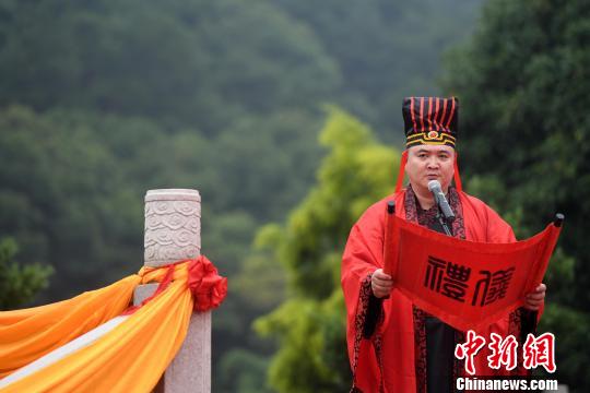 “汉式”婚礼亮相广西南宁 传统仪式惹眼