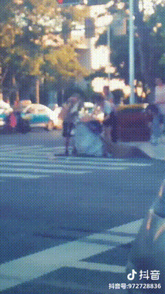 货车翻车后,这位司机行为火了!太惊讶!