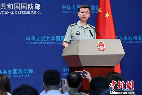 资料图：中国国防部新闻发言人吴谦。中新社记者 宋吉河 摄