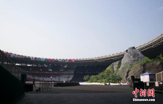 资料图：8月15日，第十八届亚运会开幕式正在主会场格罗拉蓬卡诺体育场内紧张筹备。 中新社记者 侯宇 摄