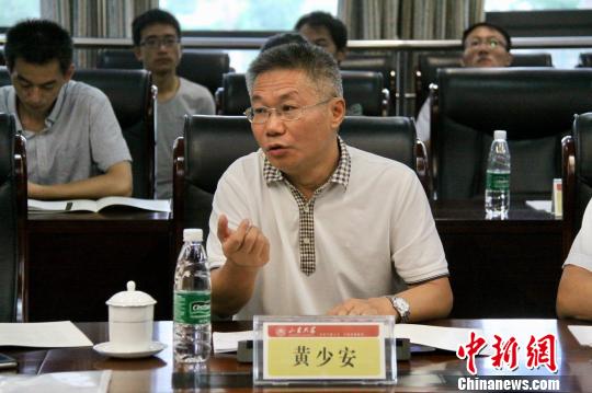 中国著名经济学家、山东大学讲席教授黄少安认为,乡村振兴的主体是农民,主产是农业,乡村振兴的关键是人的振兴。 孙宏瑗 摄 中国著名经济学家、山东大学讲席教授黄少安认为,乡村振兴的主体是农民,主产是农业,乡村振兴的关键是人的振兴。 孙宏瑗 摄