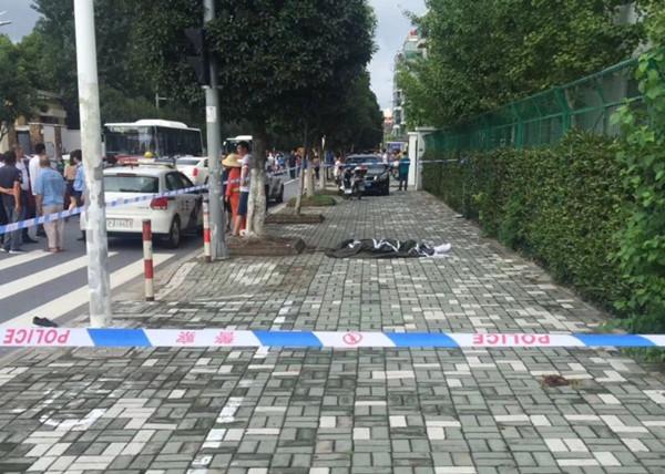 上海一司机开车撞倒行人后又连撞三车，行人不幸身亡