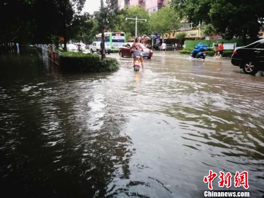 18日，台风“温比亚”致安徽多个城市出现内涝，图为蚌埠市固镇县城区出现内涝。　邱川徽 摄