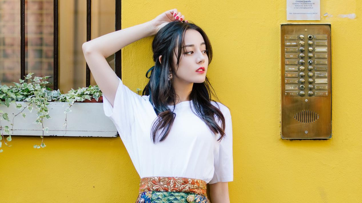 迪丽热巴深夜公开恋情,微博瞬间崩溃,网友说:果