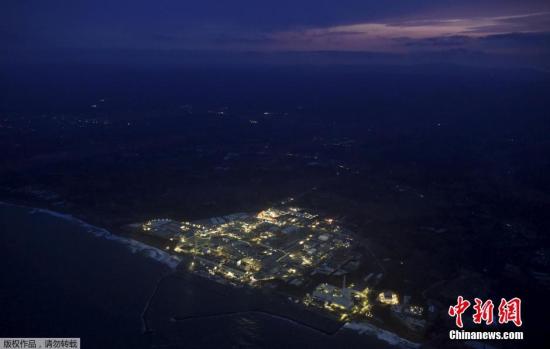 当地时间3月10日，，“3-11”大地震5周年纪念日的前一天，福岛第一核电站在黄昏中停运亮灯的场景。福岛第一核电站位于大熊町，曾在“3-11”大地震引发的海啸中受损。