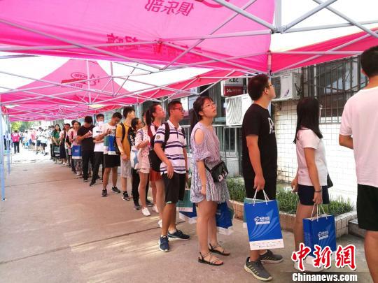 西安交大迎来了2018级本科新生。 毕晓楠 摄 西安交大迎来了2018级本科新生。 毕晓楠 摄