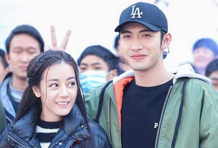 迪丽热巴深夜公开恋情,微博瞬间崩溃,网友说:果