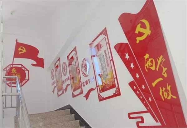 兴和大队主体办公楼楼梯走廊党史教育图展专栏