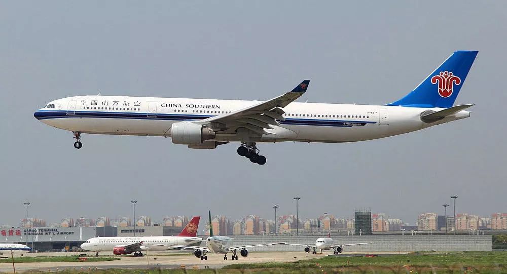 头条 | 为何越来越多国际航班到中国转机？英媒揭秘——